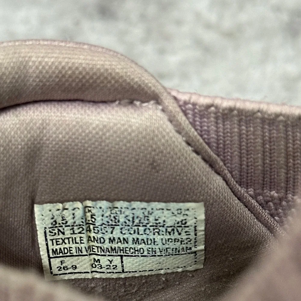 Skechers please see